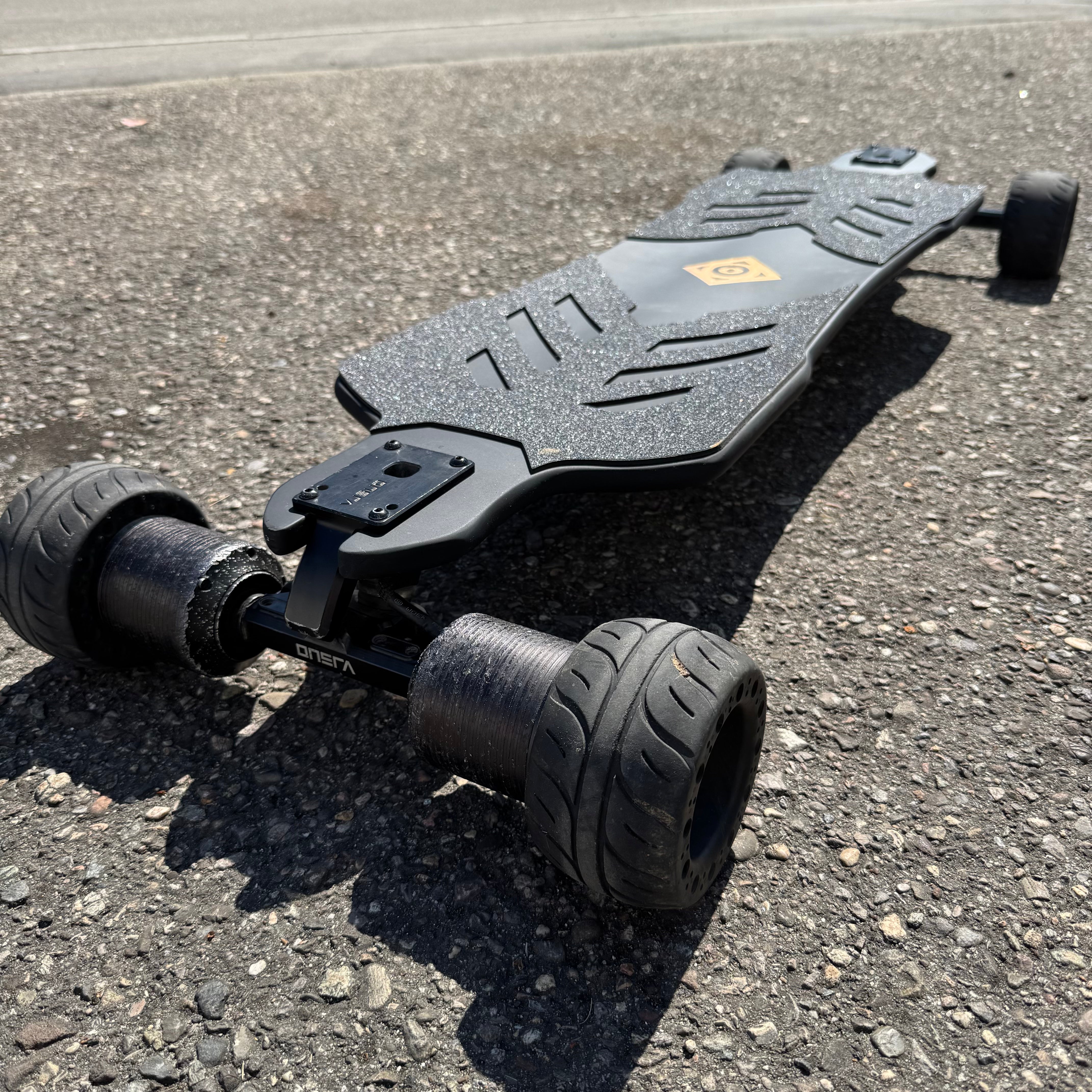 Refurbished ONSRA BLACK Carve 3 electric longboard with new battery, ESC, and deck – 19 km mileage, 1-year warranty