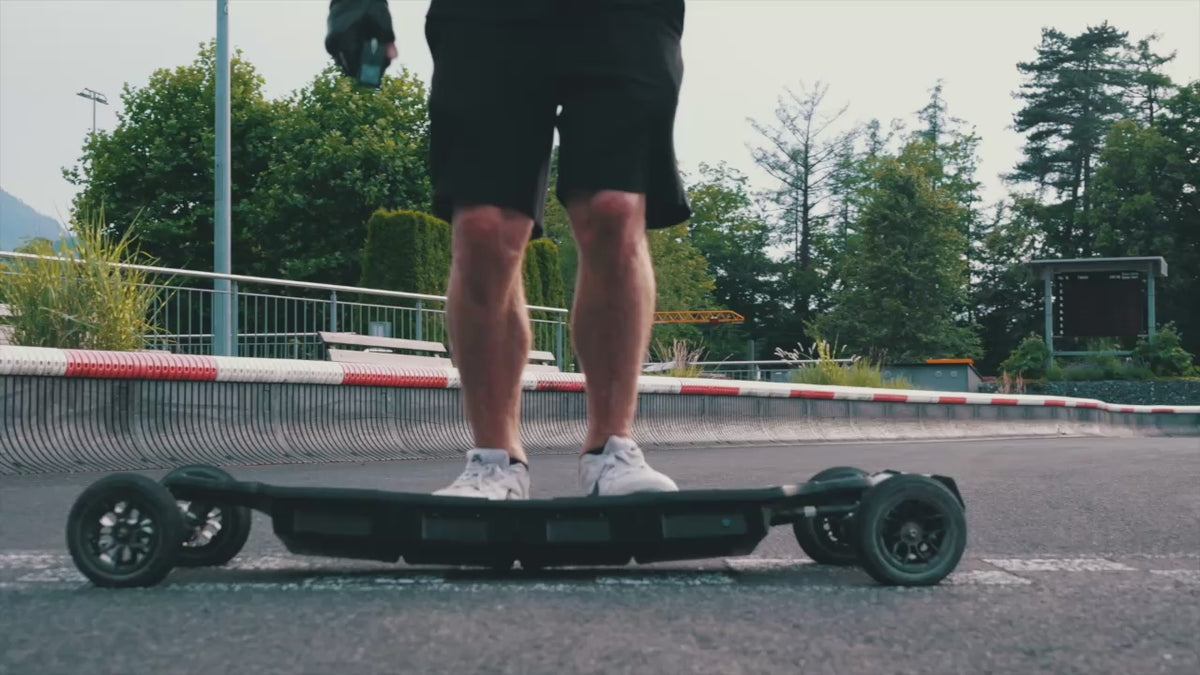 Load video: Rider bouncing on the ONSRA BLACK CARVE 4 electric longboard