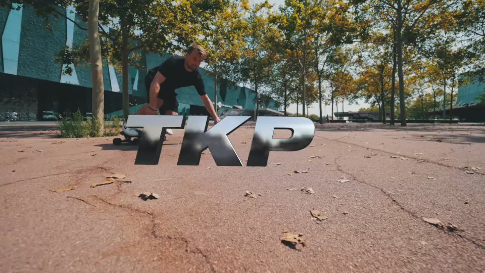 Załaduj wideo: Rider carving on the ONSRA ZENO with TKP trucks
