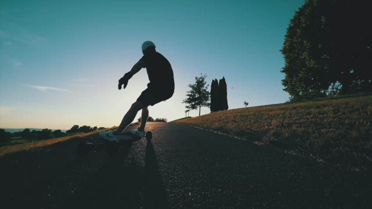 Load video: Rider carving on the ONSRA BLACK CARVE 4 at sunset
