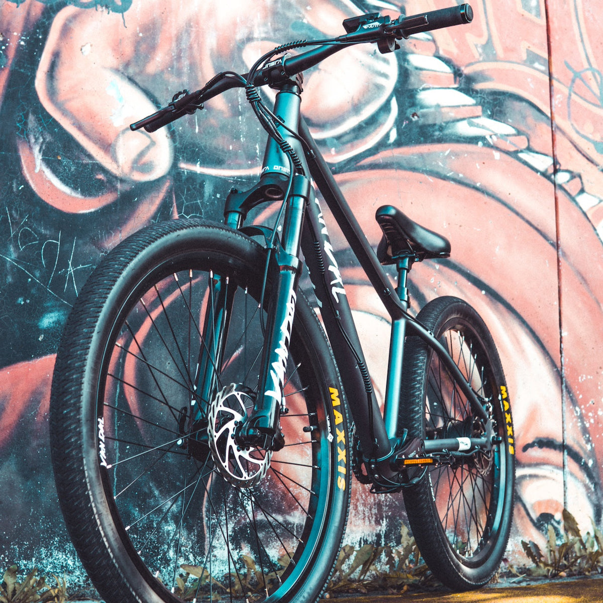 ONSRA VANDAL electric bike in front of a graffiti wall