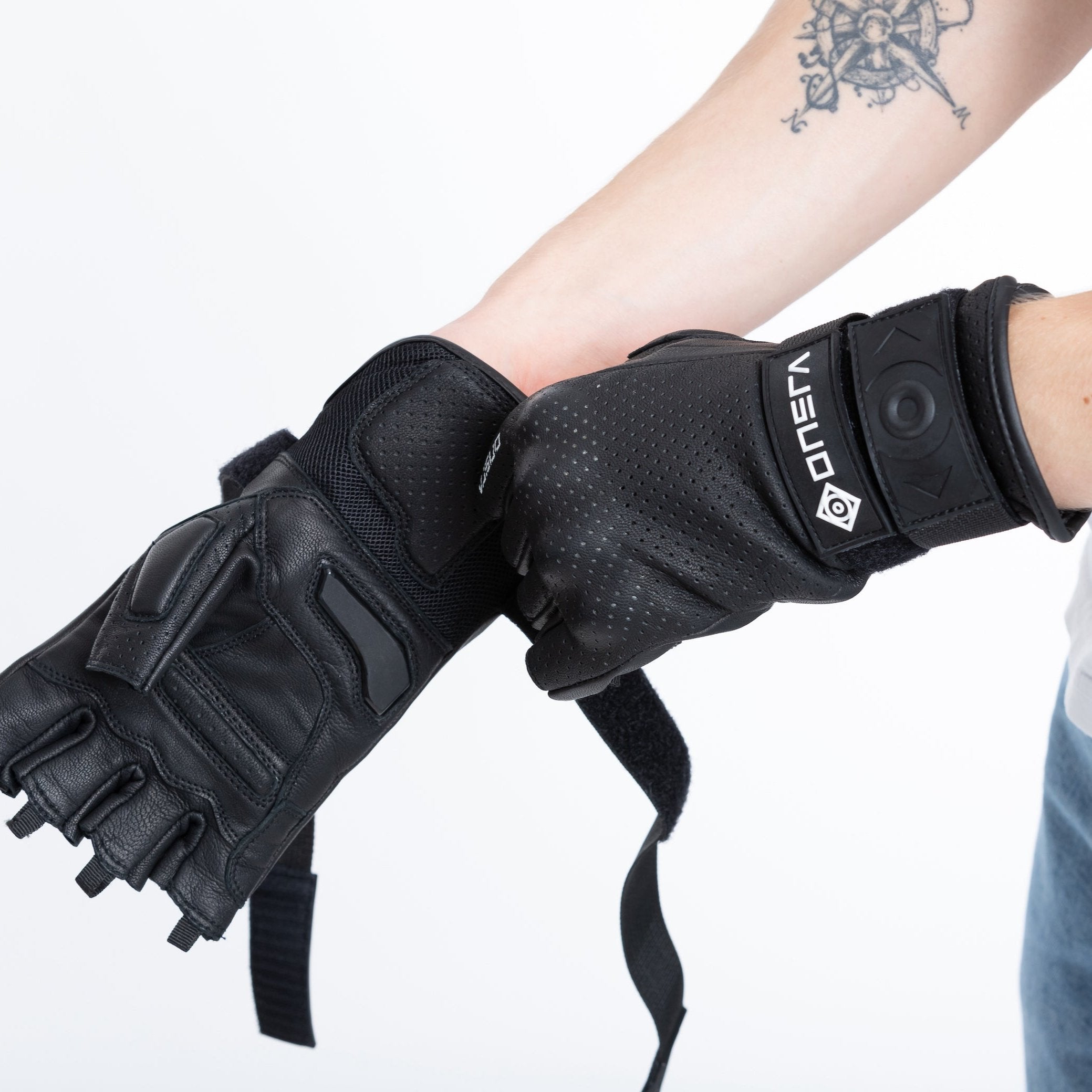 Short-fingered protective gloves for electric skateboards.